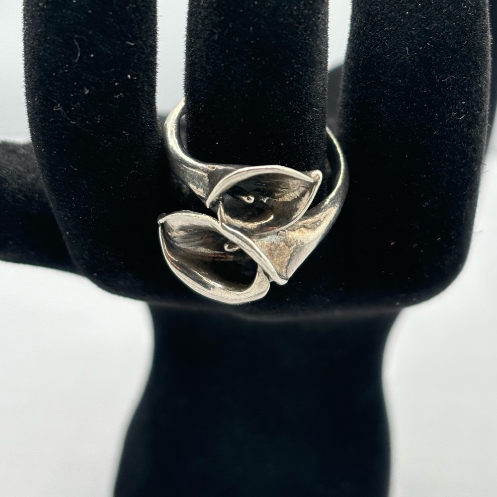 Elegant Silver Floral Ring